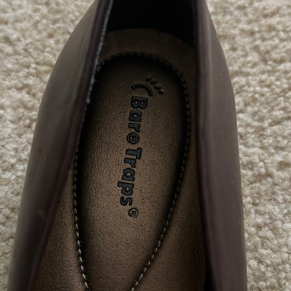 Leather women’s size 10 Bare Traps flats